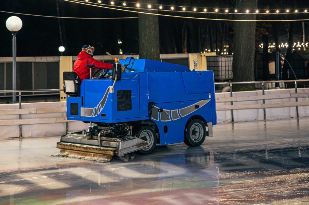 un-trabajador-del-estadio-limpia-una-pista-de-hielo-en-una-moderna-maquina-de-limpieza-de-hielo-azul